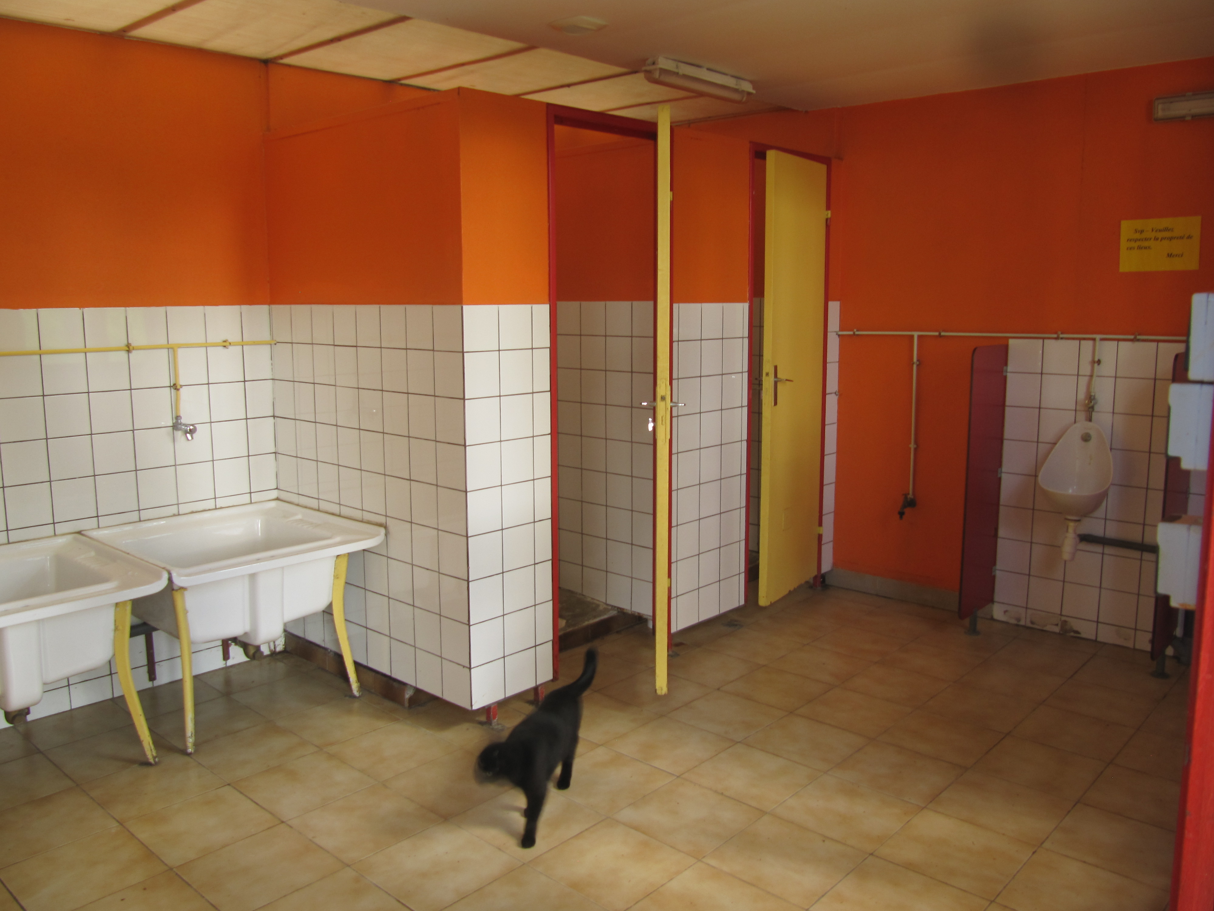 Waschküche mit Urinal